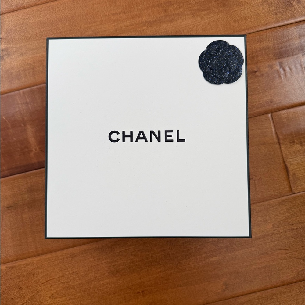 CHANEL White and Black Gift Box
